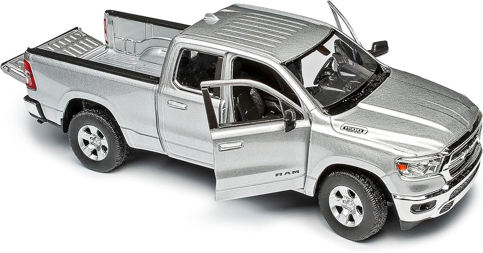 1:27 RAM 1500 automodel; zilveren kleur 