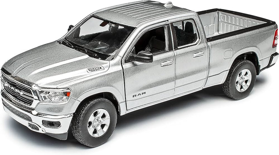 1:27 RAM 1500 automodel; zilveren kleur 