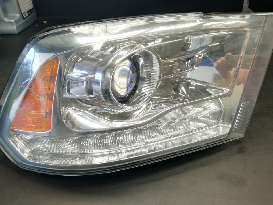 Right headlight Laramie 2013/2018 used