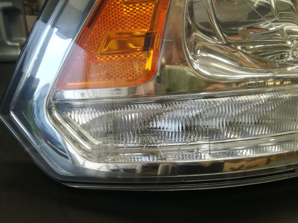 Right headlight Laramie 2013/2018 used